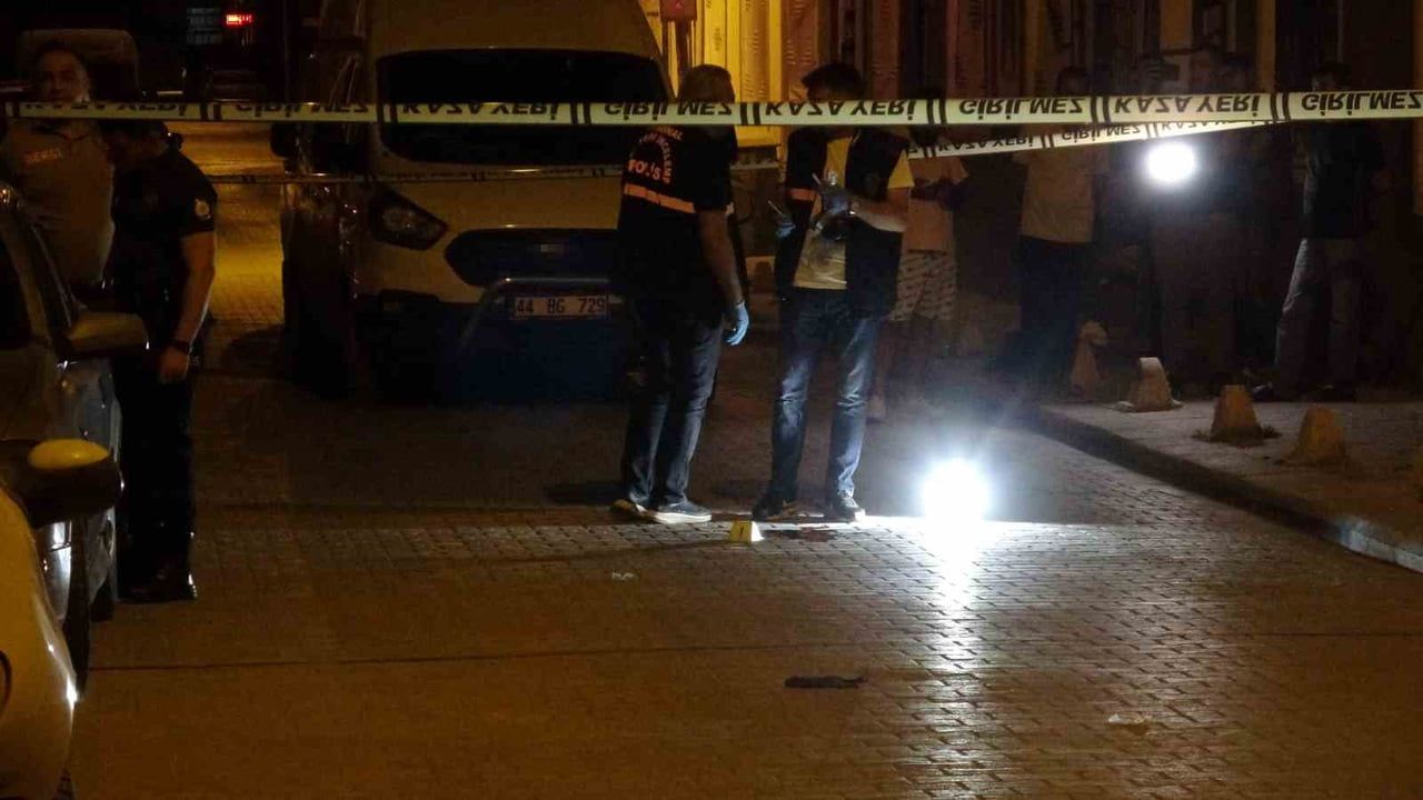 Malatya'da ağır hasarlı binanın çatısından düşen kişi hayatını kaybetti