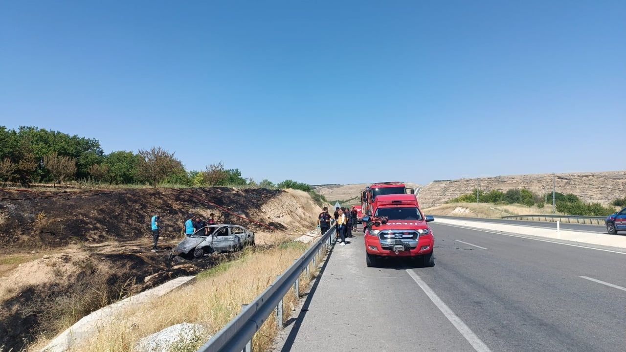 Malatya'da bariyerlere çarpan otomobil alev aldı: 1 ölü, 1 ağır yaralı