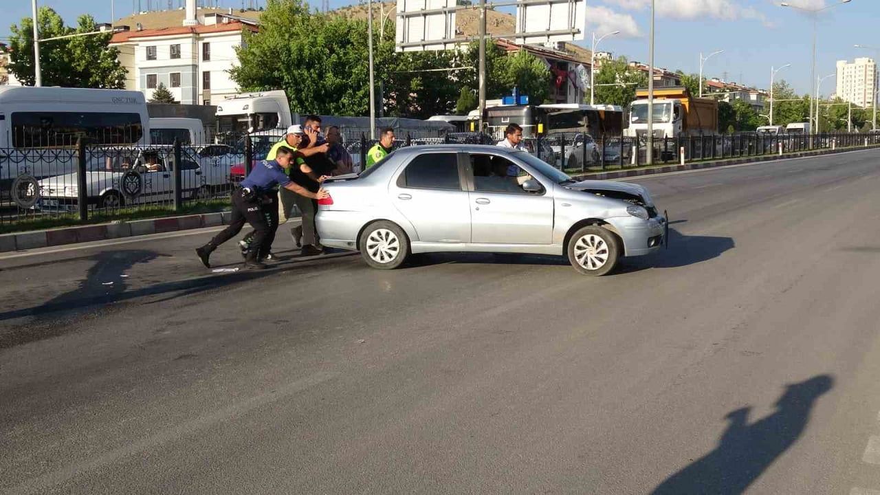 Malatya'da Çöşnük kavşağında zincirleme kaza: 3'ü çocuk 4 kişi yaralandı