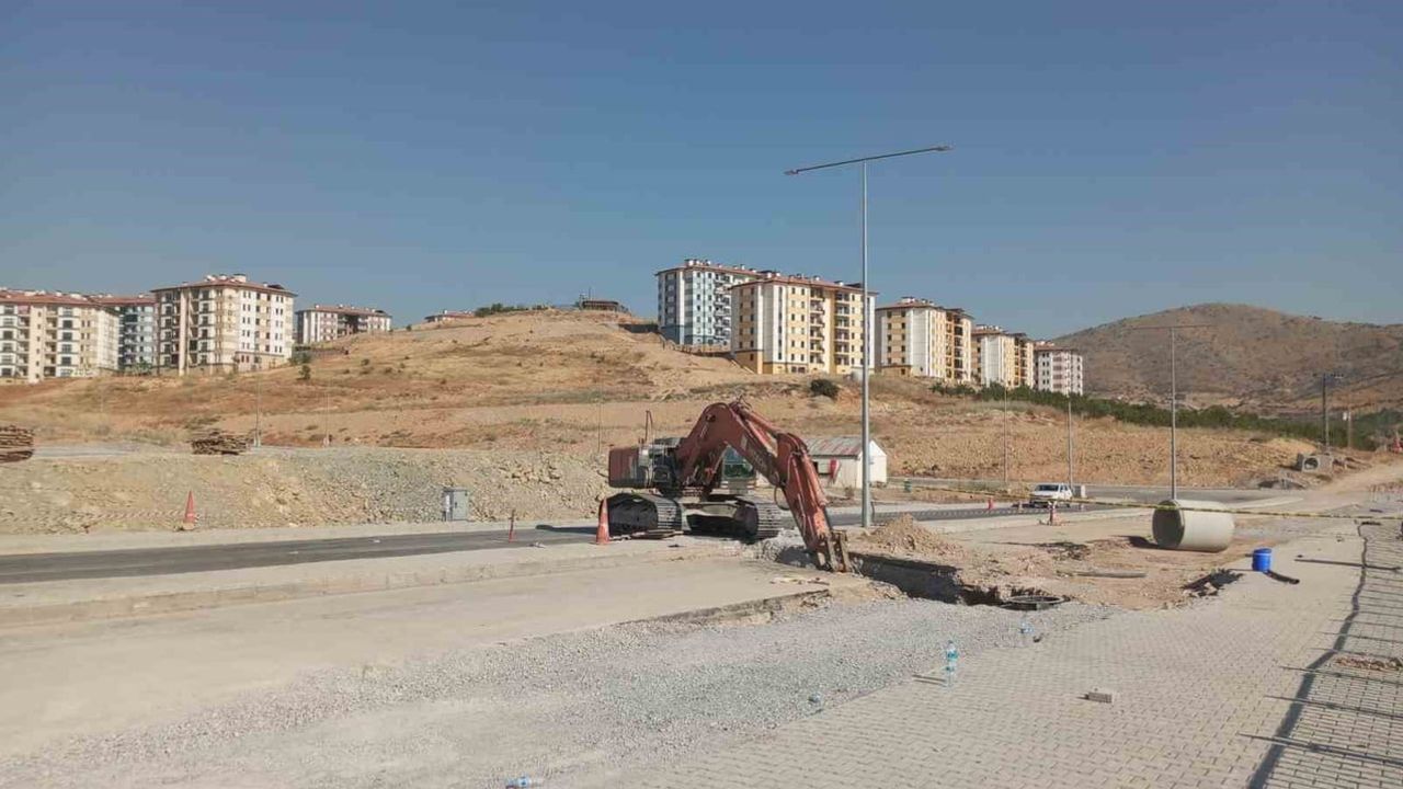 Malatya’da deprem bölgesinde yol çalışmasında göçük: iki işçi topraktan çıkarıldı