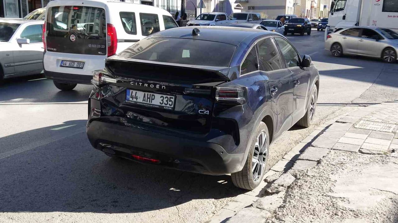 Malatya'da freni boşalan minibüsün karıştığı zincirleme kazada 7 kişi yaralandı