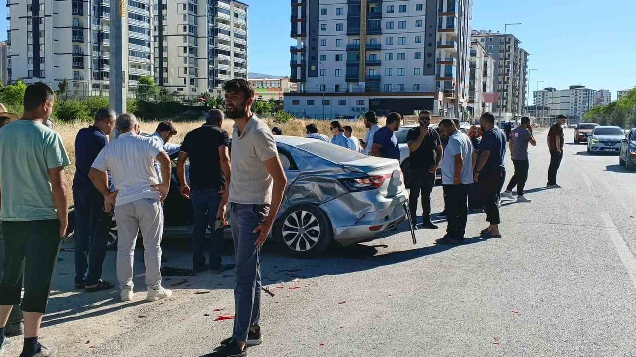 Malatya'da iki otomobilin çarpıştığı kazada 1 kişi yaralandı