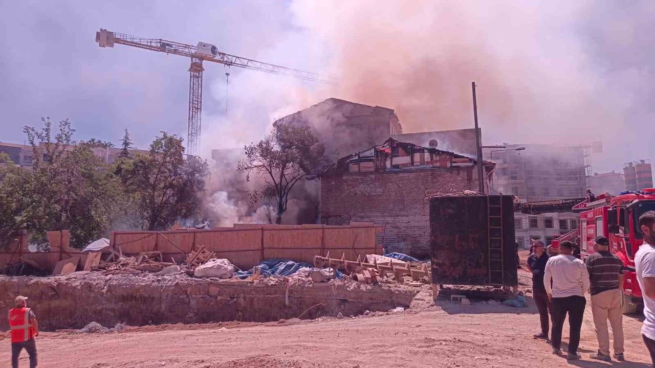 Malatya'da İnci Sokak'ta çıkan ev yangını itfaiye ekiplerince söndürüldü