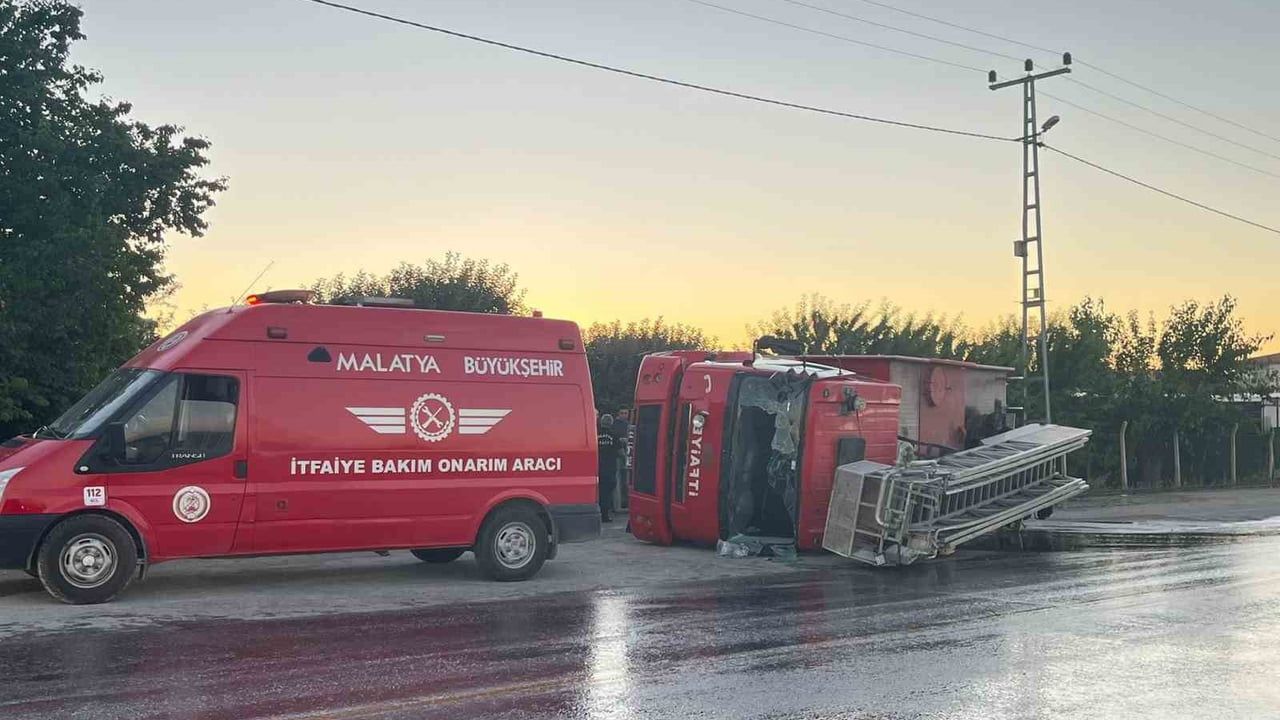 Malatya'da itfaiye aracı devrildi: 3 itfaiye personeli yaralandı