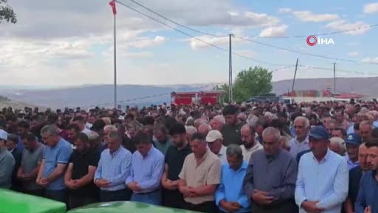 Malatya'da kazada hayatını kaybeden 3 kişilik aile toprağa verildi