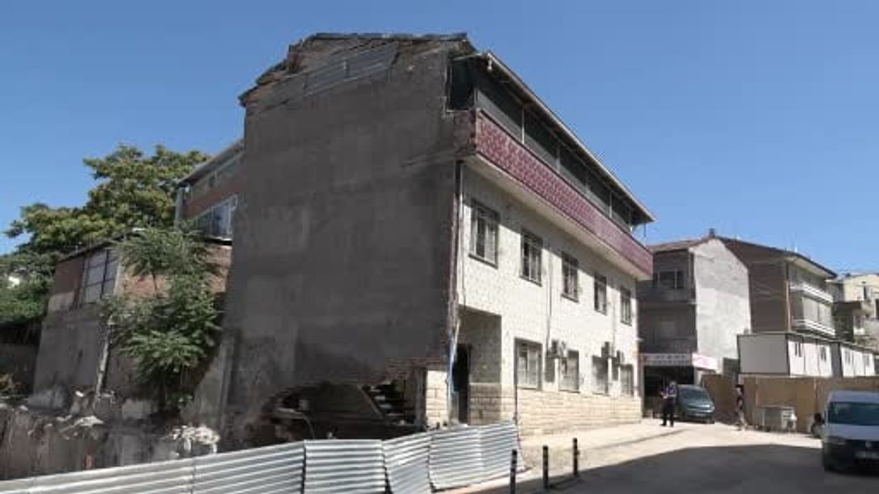 Malatya'da mühürlenen binadan kopan parçalar paniğe neden oldu
