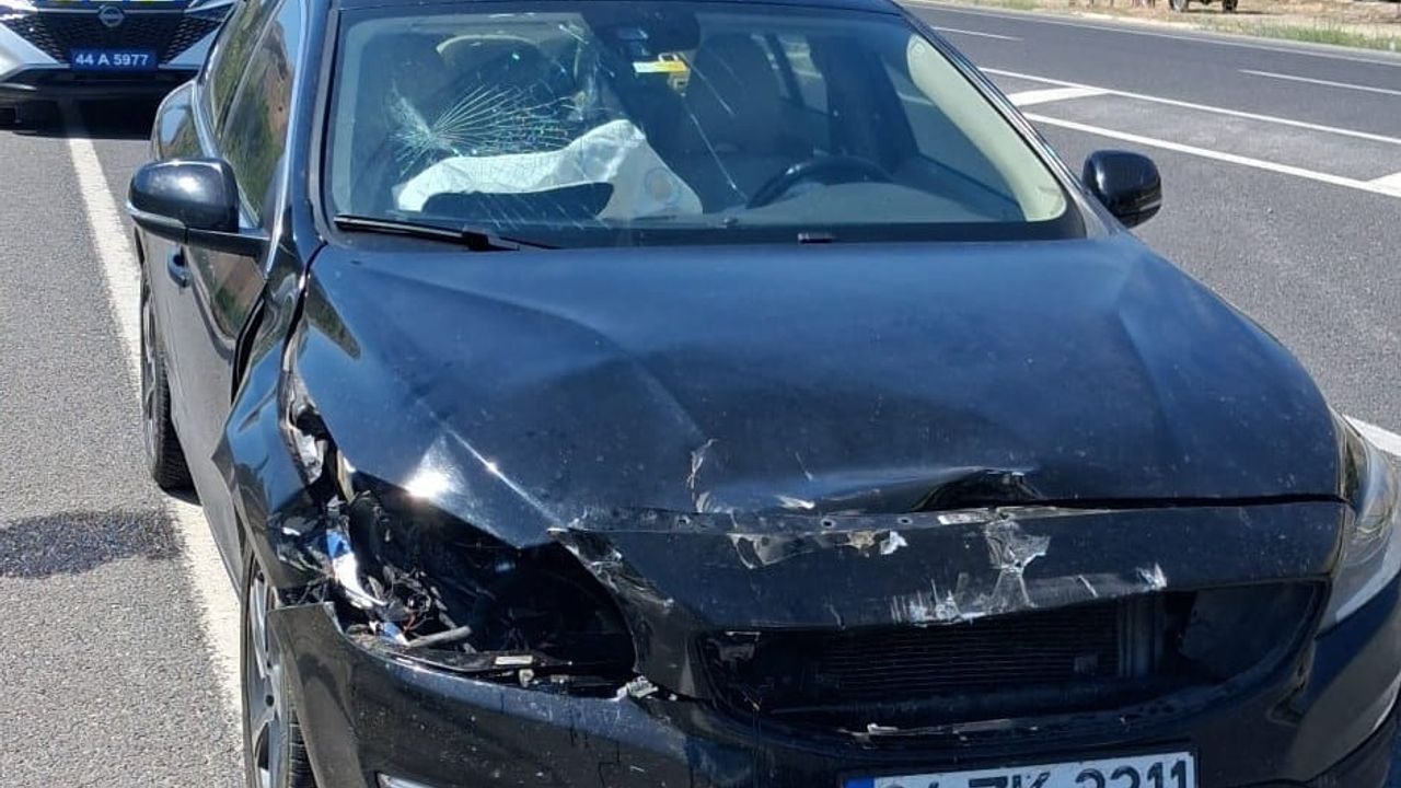 Malatya’da otomobil ile tır çarpıştı: 2 yaralı