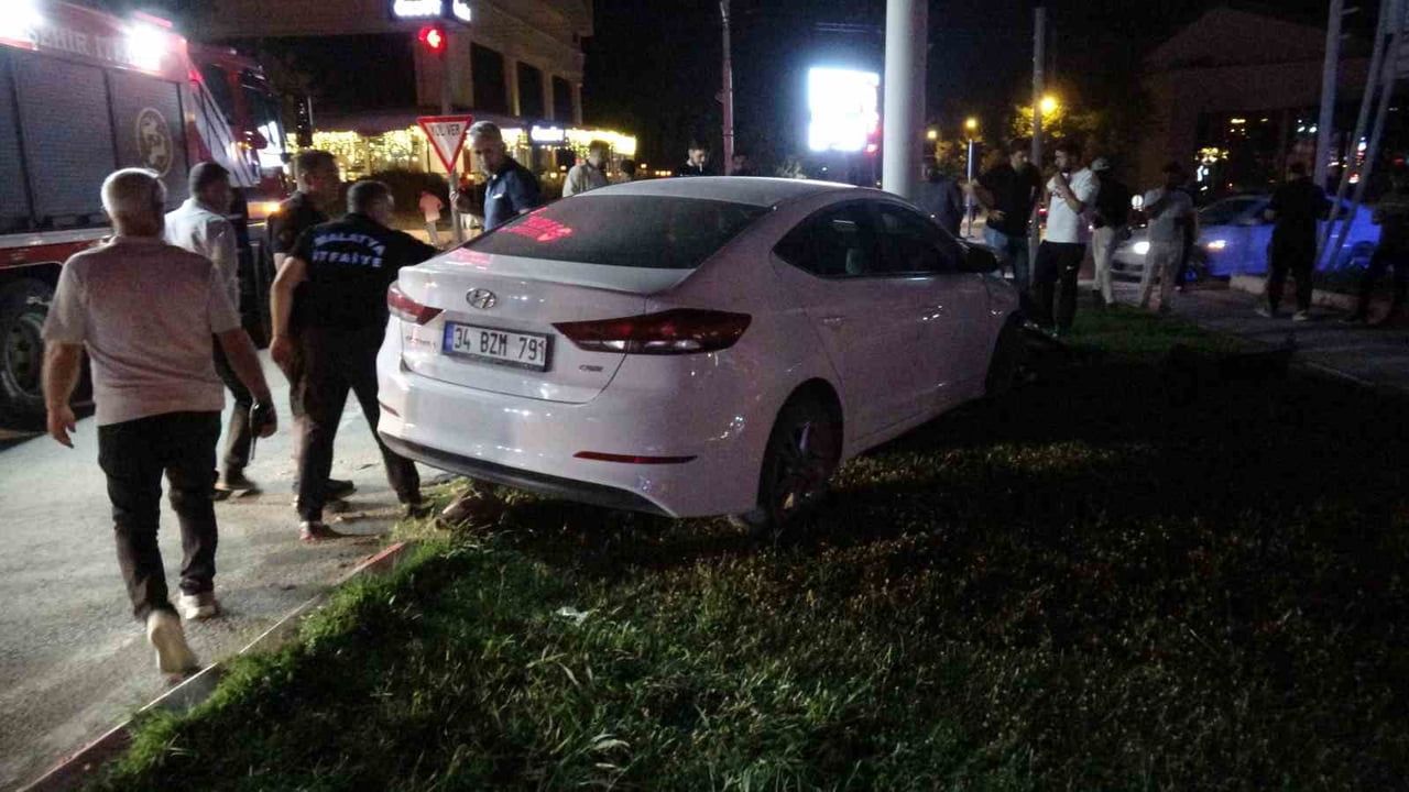 Malatya'da otomobil trambüs direğine çarptı, yaralı sürücü ambulansla kaçtı