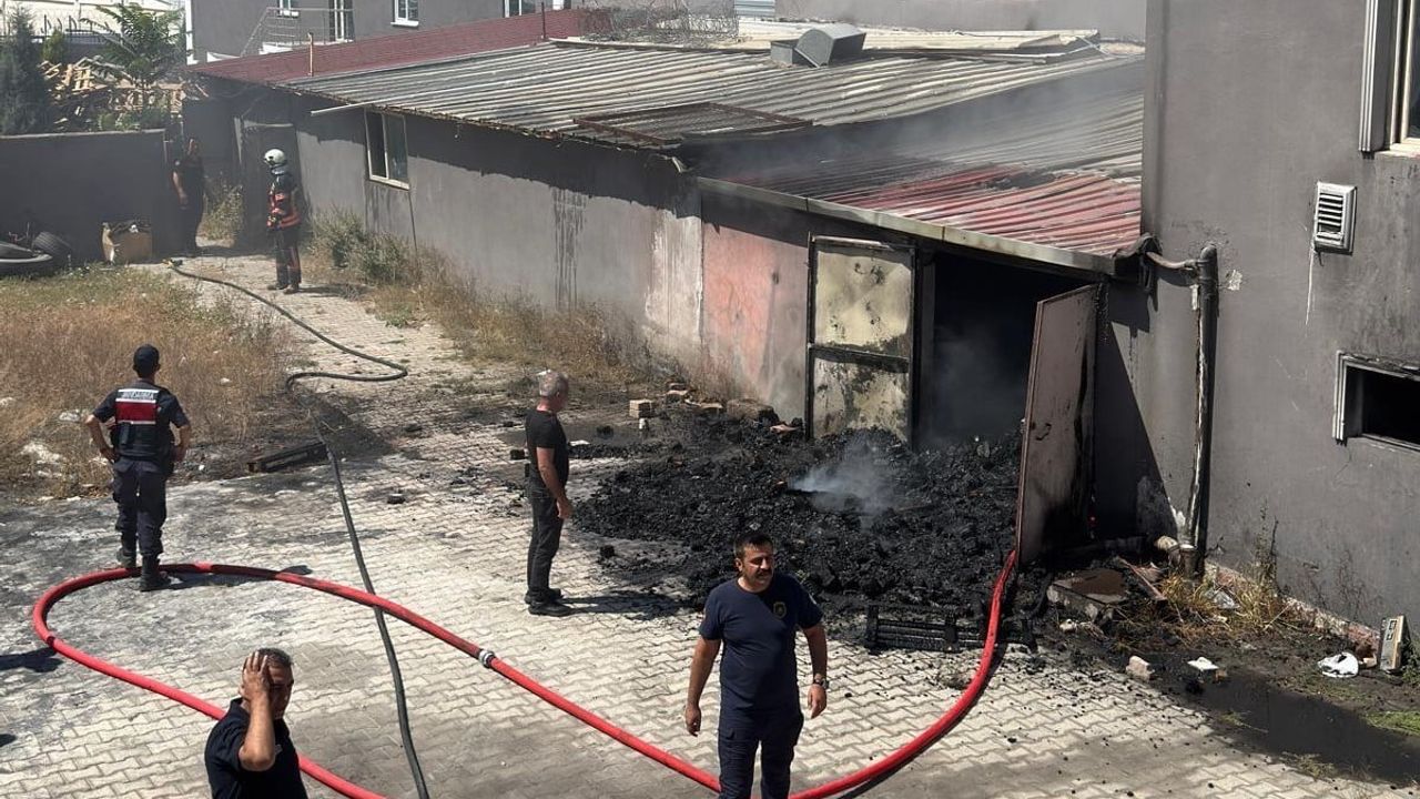 Malatya'da tekstil fabrikasının atık deposunda yangın söndürüldü