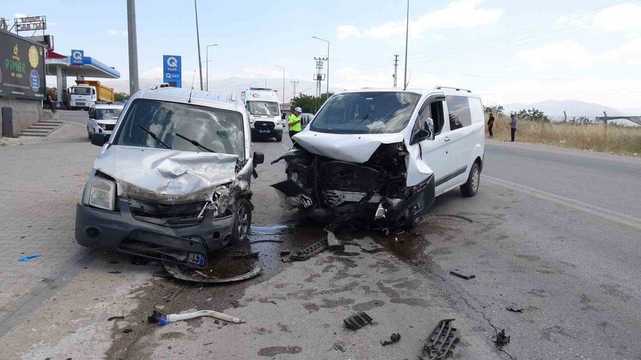 Malatya'da Yeşilyurt yolunda hafif ticari araç çarpışması: 8 yaralı