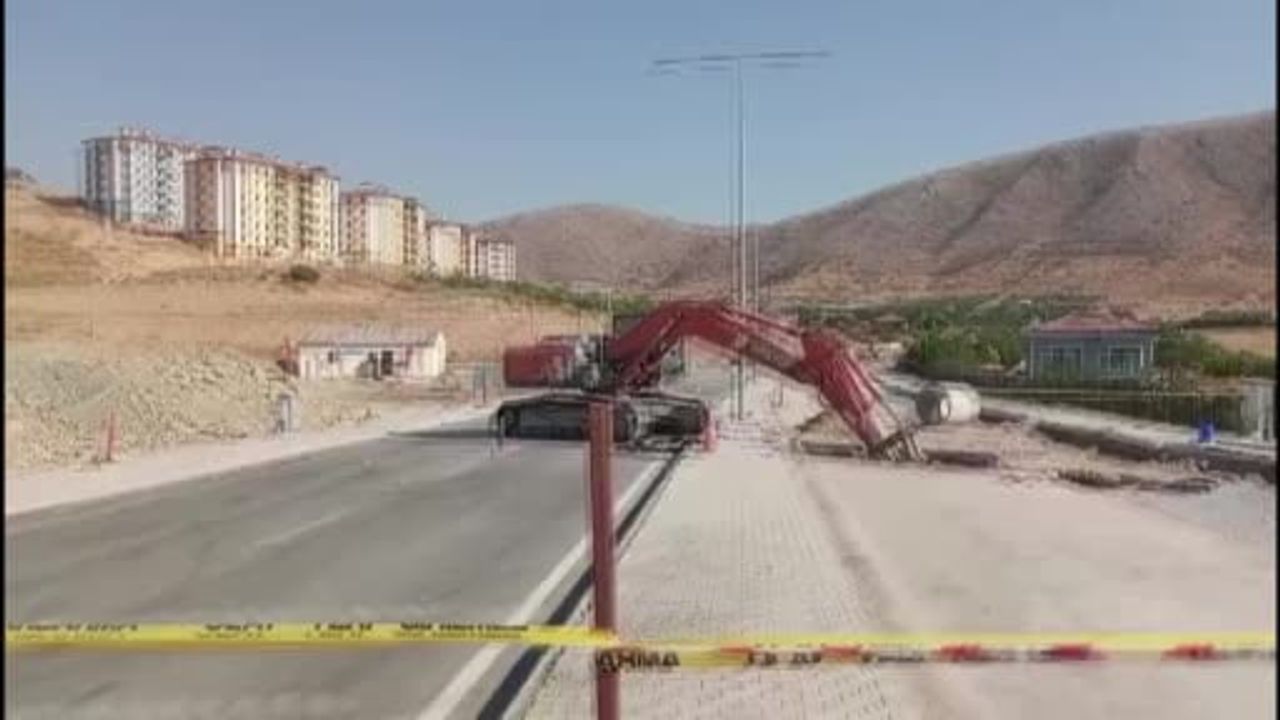 Malatya'da yol çalışmasında göçük: iki işçiye ulaşma çabası sürüyor