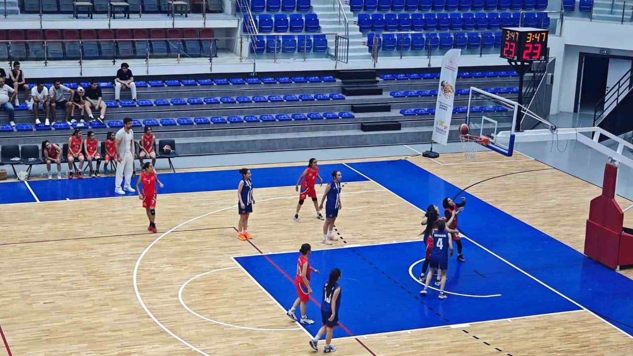 Malatya ev sahipliğinde 9 ilin gençleri parkeye çıktı