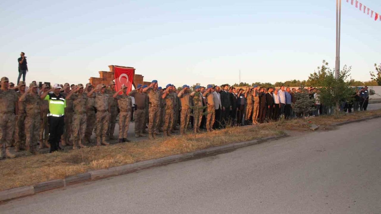 Malazgirt'te şehit binbaşı Arslan Kulaksız anısına caddeye karanfil bırakıldı