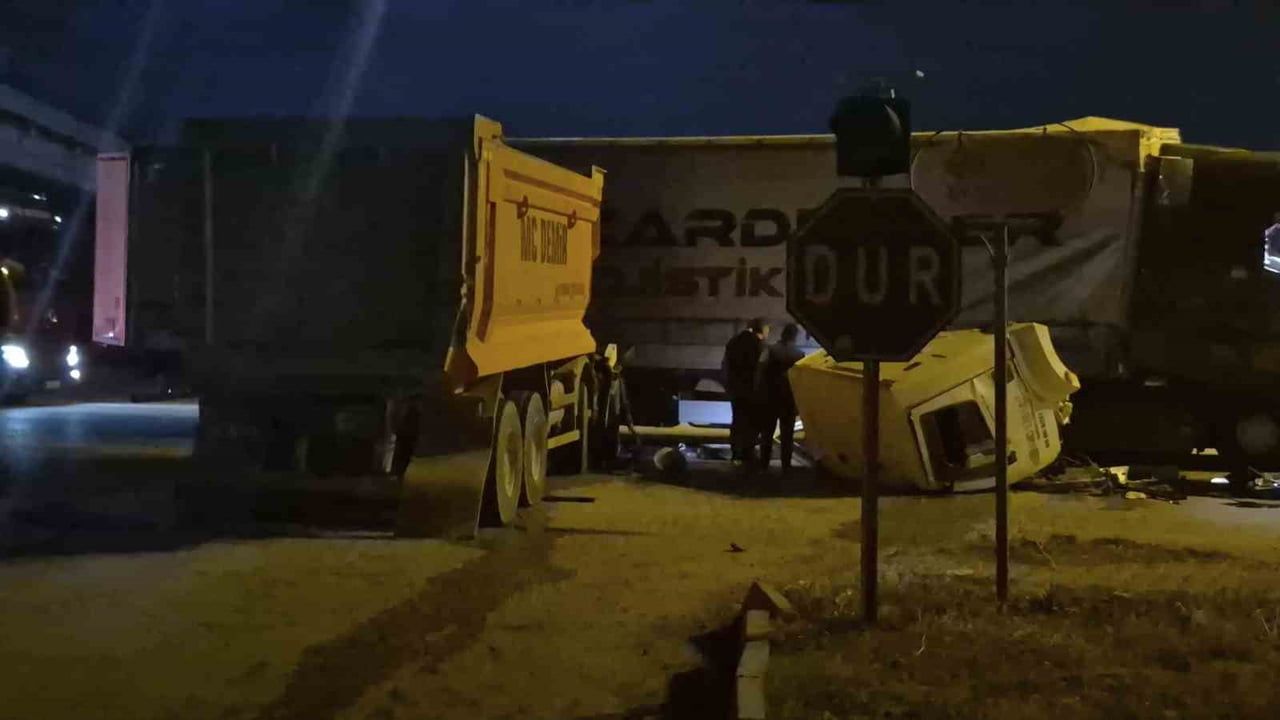 Malıköy'de yandan çarpışma: hafriyat kamyonunun şoförü hastaneye kaldırıldı