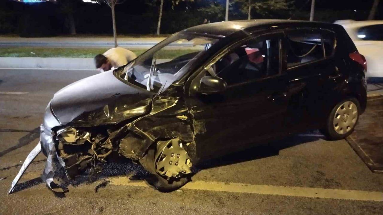 Maltepe'de gece yarısı kontrolden çıkan araç iki park halindeki otomobile çarptı