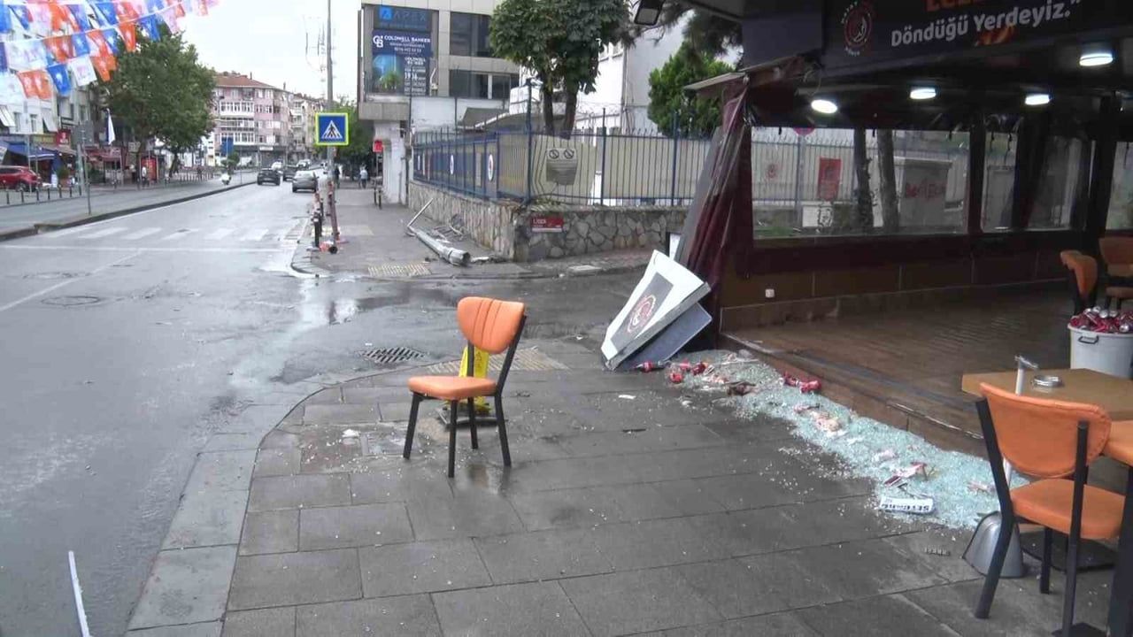 Maltepe'de şüpheli alkollü sürücünün kontrolünü kaybettiği araç dükkana girdi