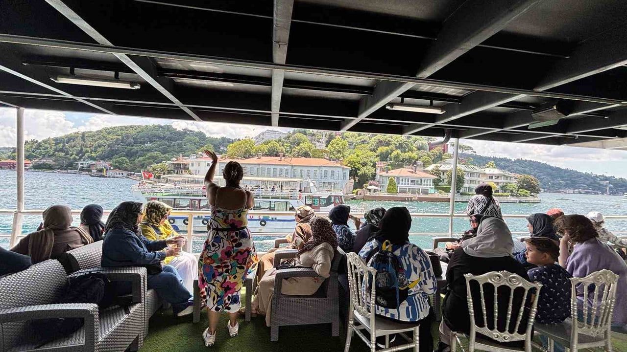Maltepeli kadınlar boğaz gezisinde tarihi yapıları gezdi