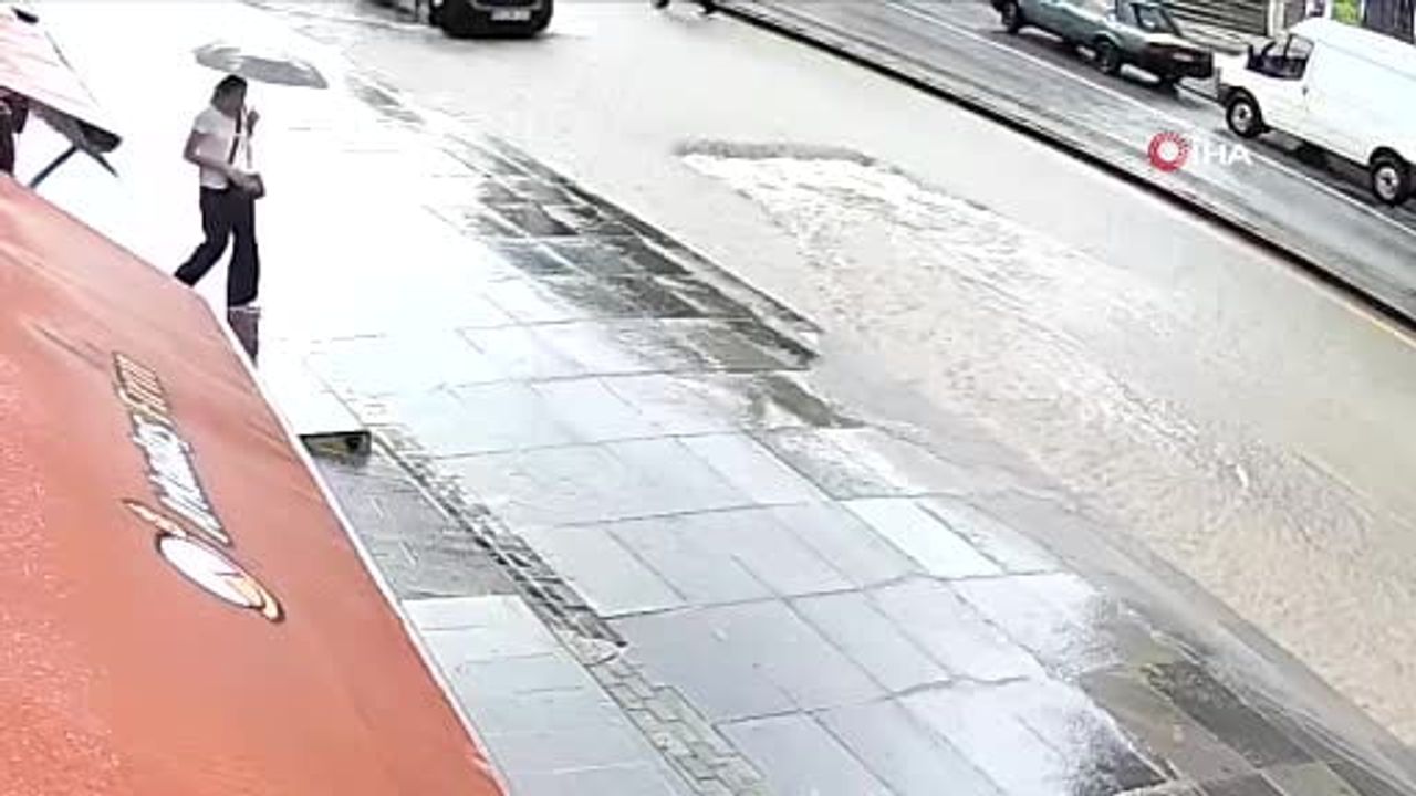 Mamak'ta sağanak sonrası çöken yola araç düştü, anlar kamerada