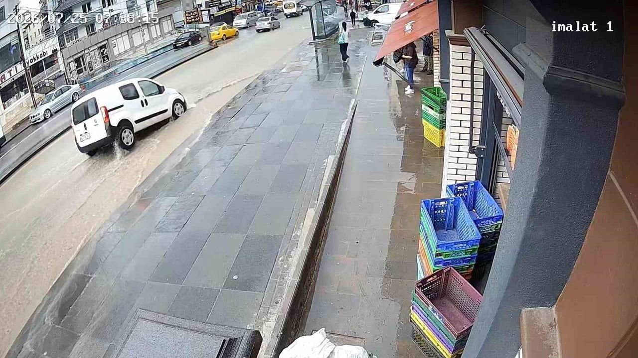Mamak'ta sağanak sonrası çöken yola hafif ticari araç düştü
