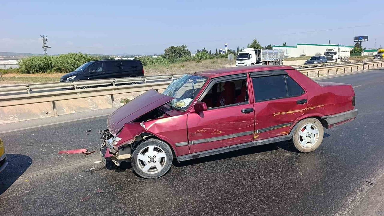 Manavgat-Alanya kara yolunda alkollü sürücü önce bariyerlere sonra taksiye çarptı