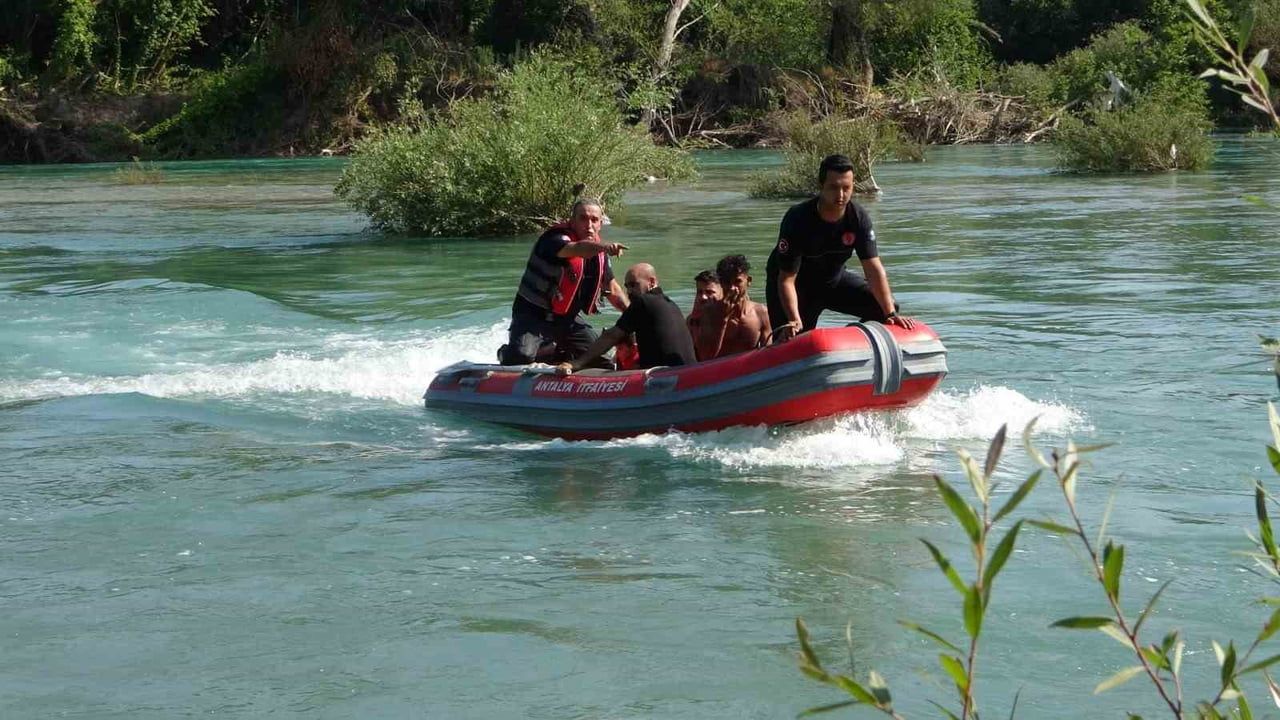 Manavgat ırmağı adacığında mahsur kalan 4 kişi kurtarıldı