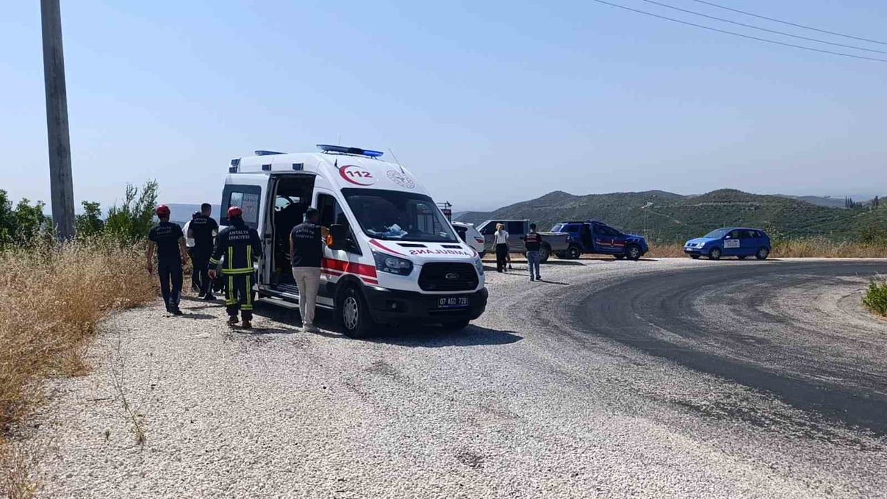 Manavgat'ta 5 metreden şarampole yuvarlanan otomobilde 2 kişi yaralandı