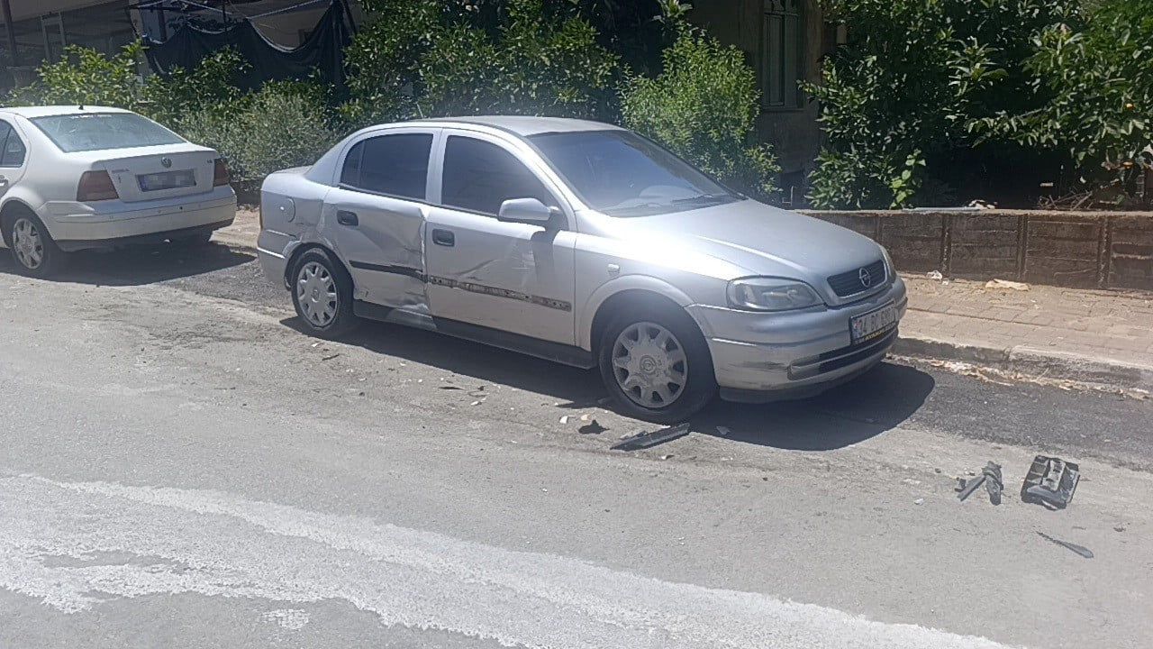 Manavgat'ta alkollü stajyer sürücünün park halindeki araçlara çarpması kameralara yansıdı