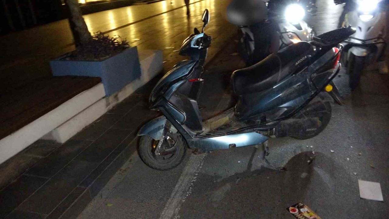 Manavgat'ta Antbirlik kavşağında motosiklet ve Tofaş çarpıştı, 2 yaralı
