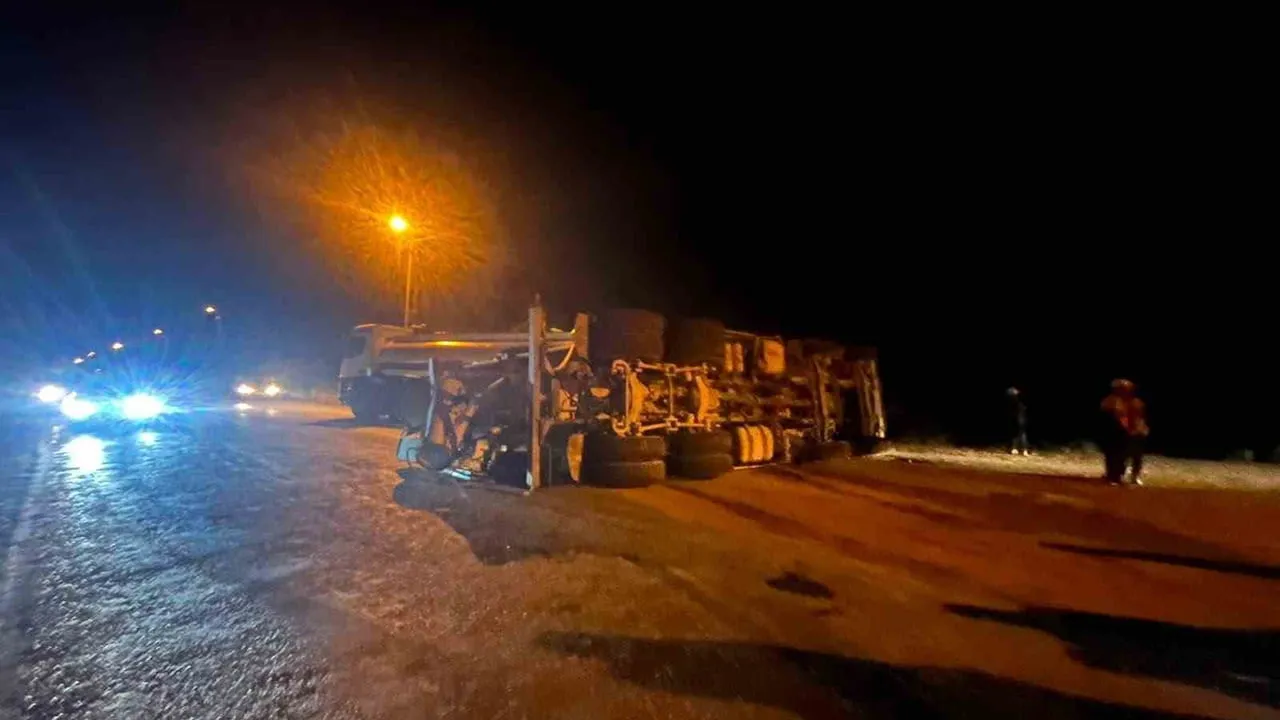 Manavgat'ta beton mikseri devrildi: sürücü hafif yaralandı