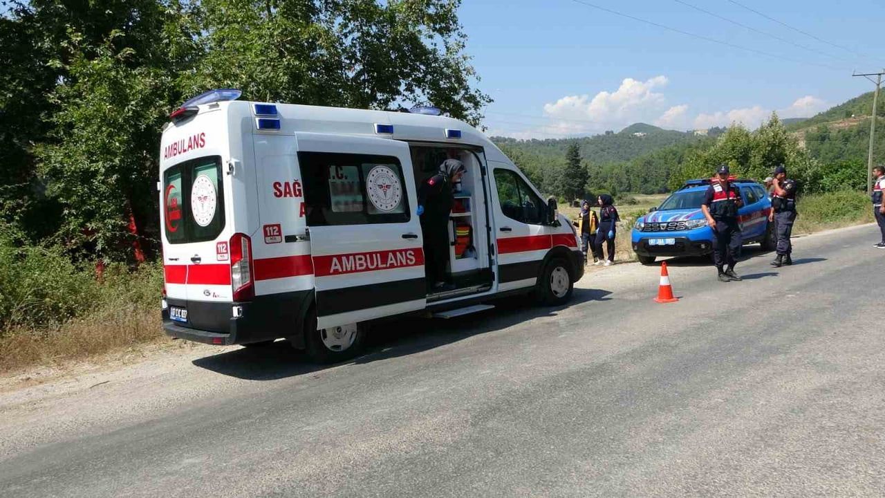 Manavgat'ta devrilen çekici çınar ağacına takılarak dere yatağından kurtuldu