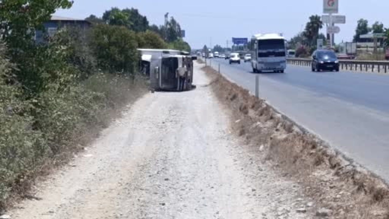 Manavgat'ta devrilen kamyondan yara almadan çıktı, ekipleri aracının başında bekledi