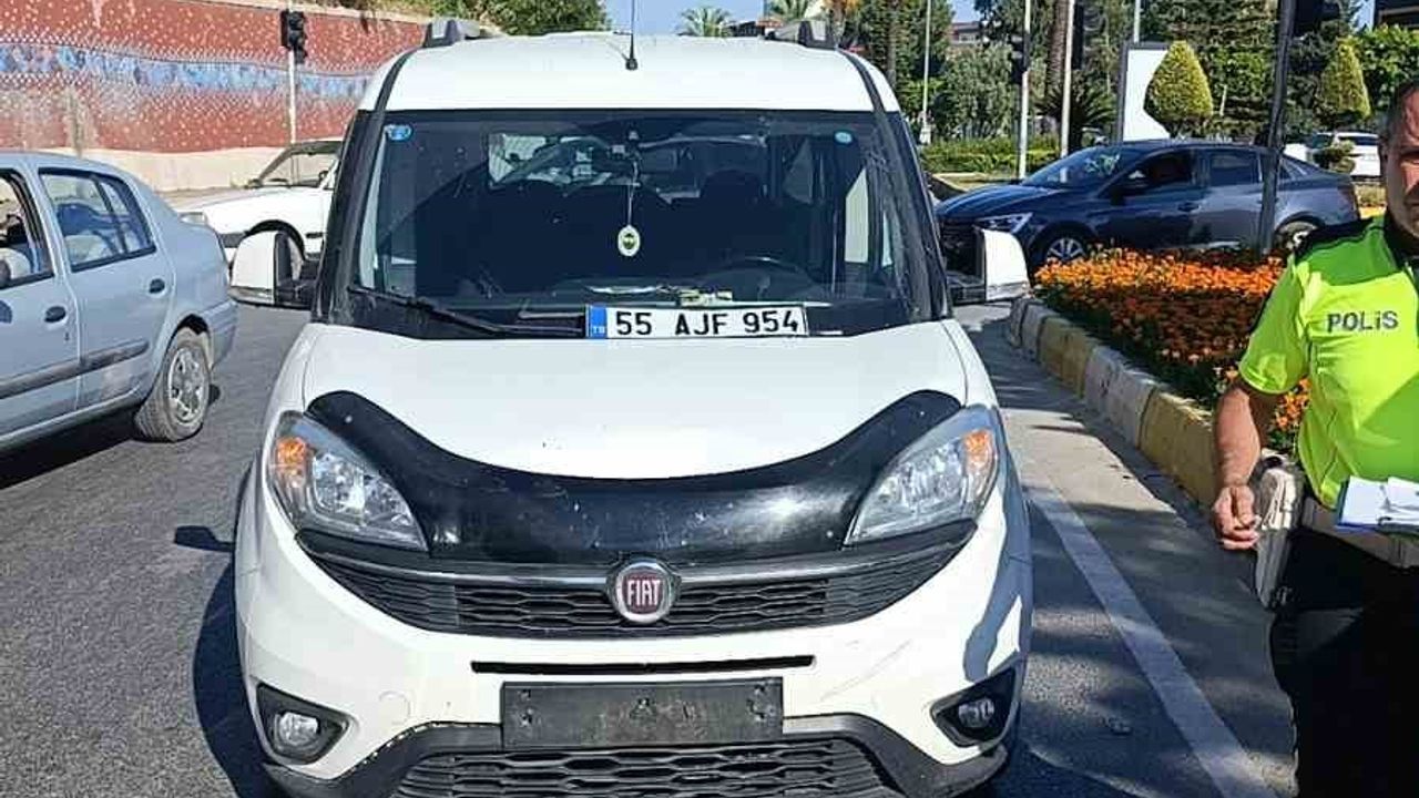 Manavgat'ta hafif ticari araç ile motorlu bisiklet çarpıştı: 1 yaralı