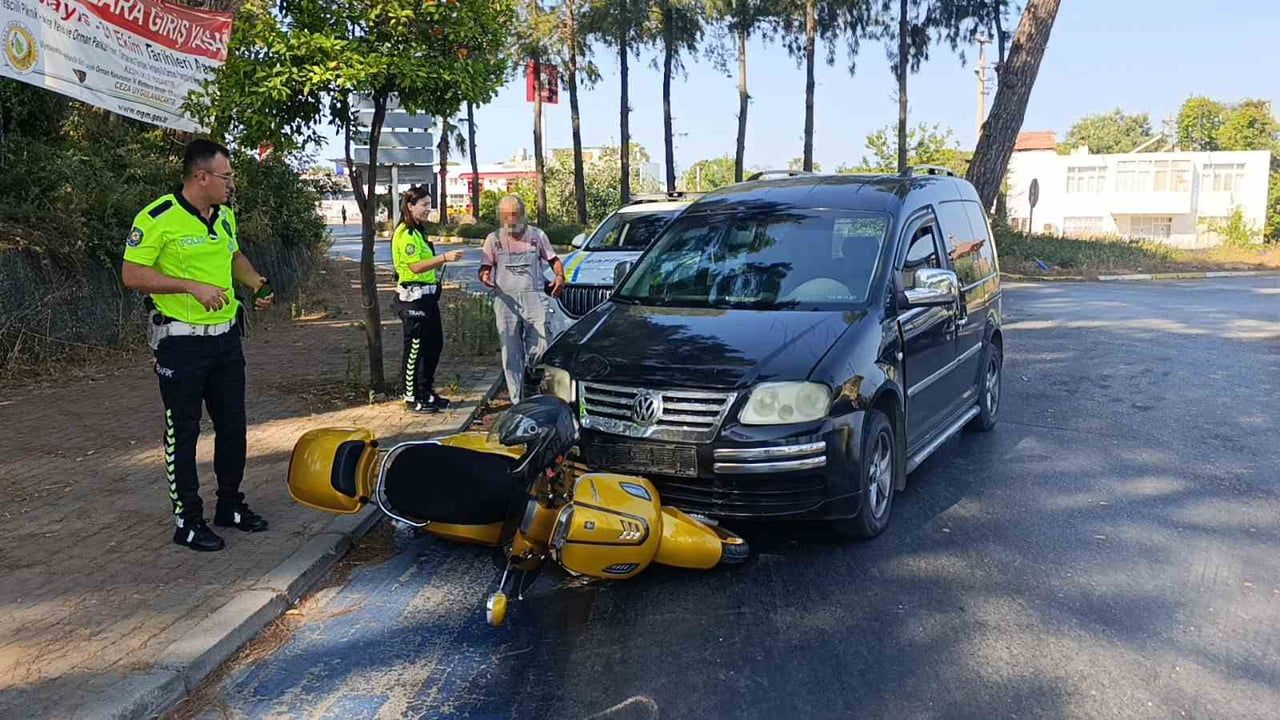 Manavgat'ta hafif ticari araç motorlu bisiklete çarptı: 1 yaralı