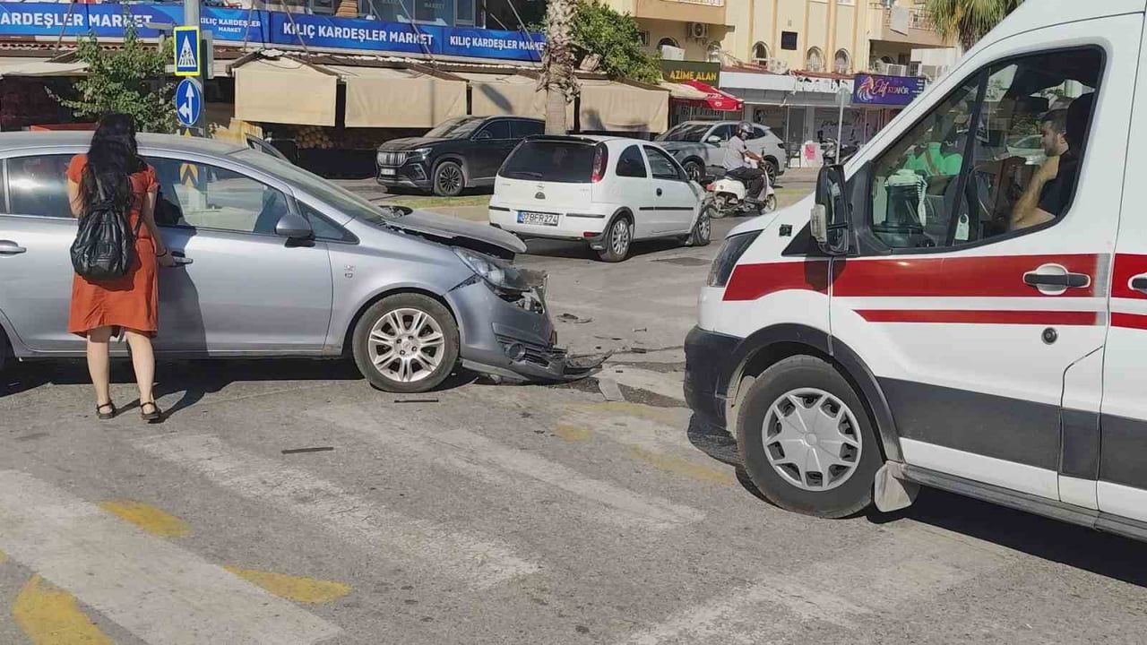 Manavgat'ta iki otomobil çarpıştı: sürücüler yaralandı