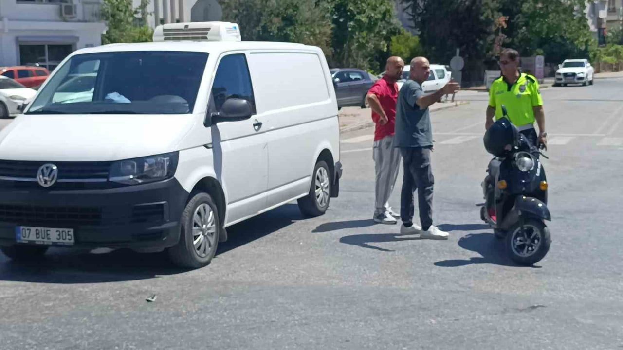 Manavgat'ta kamyonete çarpmamak için fren yapan motosiklet sürücüsü devrildi ve yaralandı