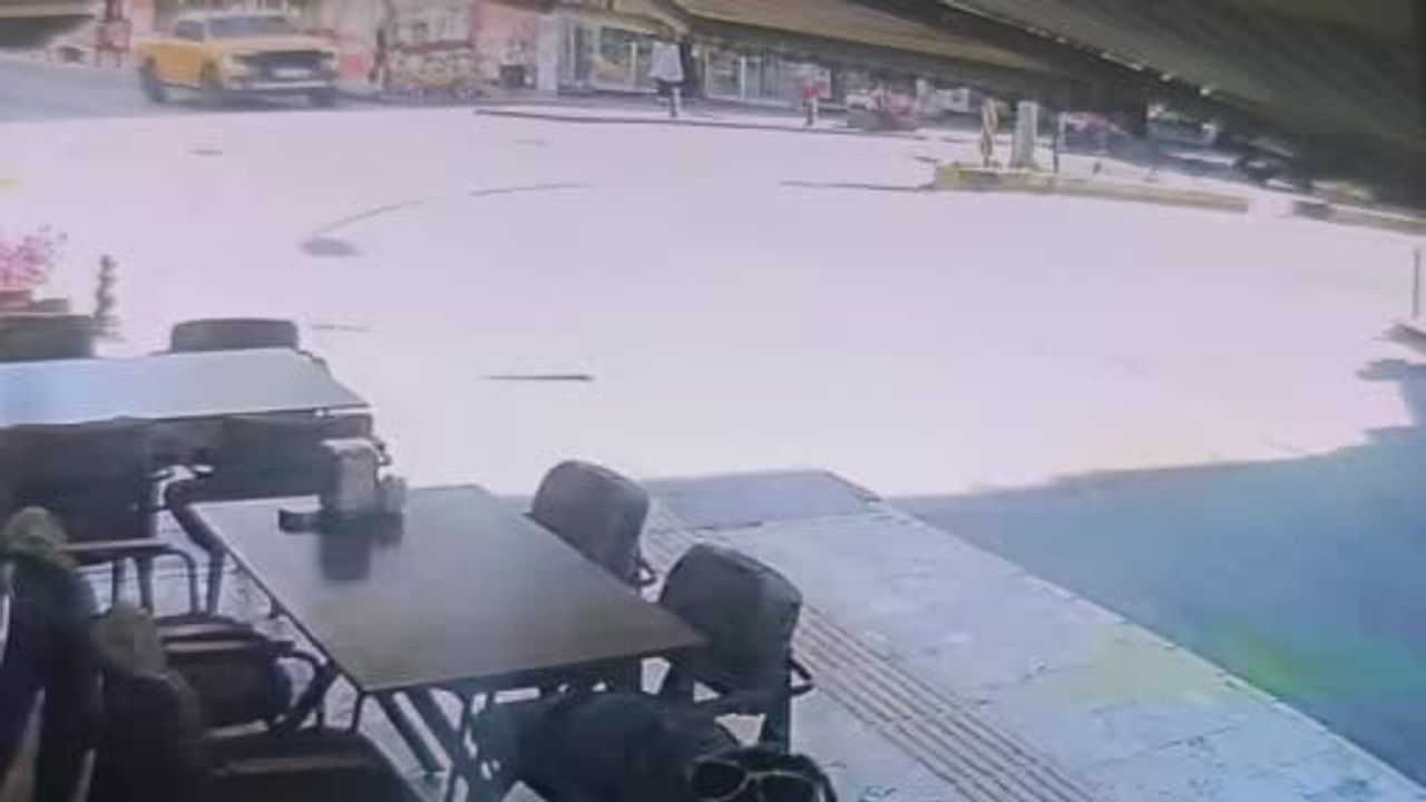 Manavgat'ta kırmızı ışık ihlali sonucu otomobil kamyonetle çarpıştı