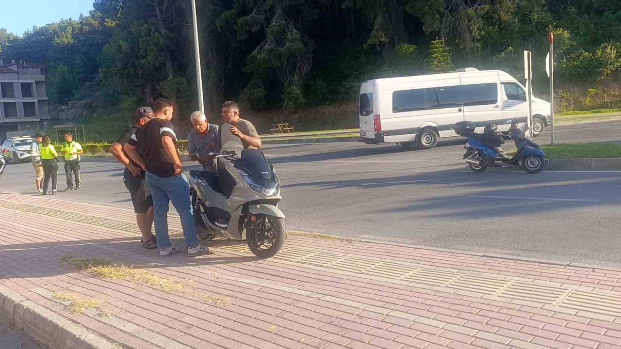 Manavgat'ta kontrolsüz manevra sonrası iki motosiklet çarpıştı