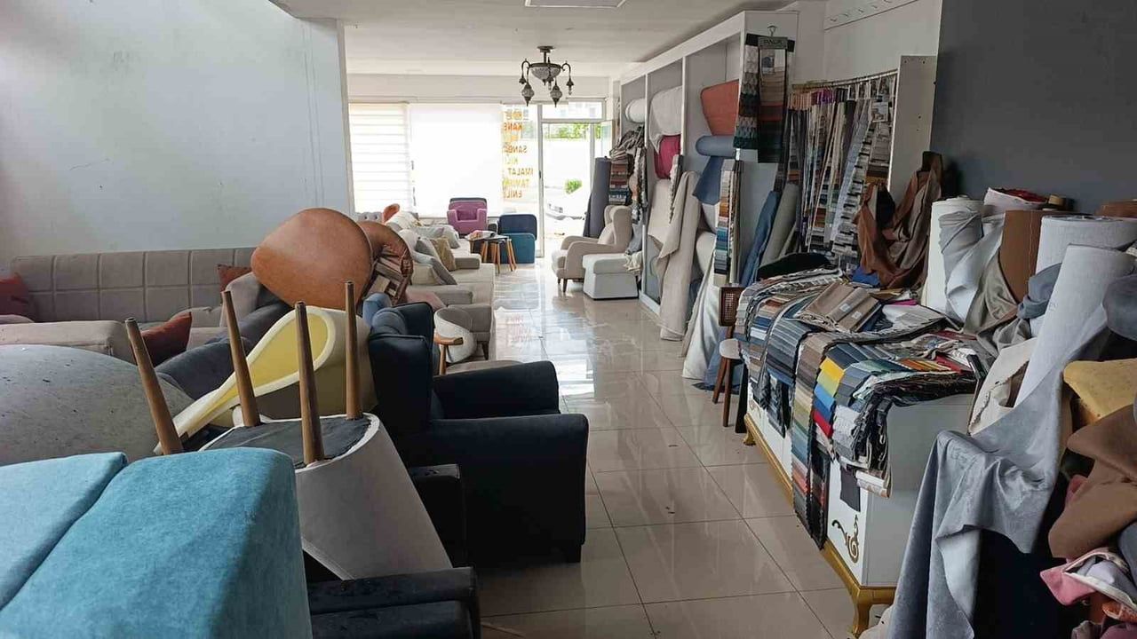Manavgat'ta mobilya atölyesindeki yangın, çalışan camın patlamasıyla itfaiyeye bildirildi