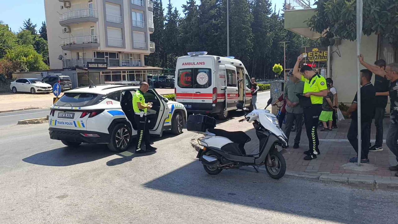 Manavgat'ta motosiklet ile otomobil çarpıştı: 2 yaralı