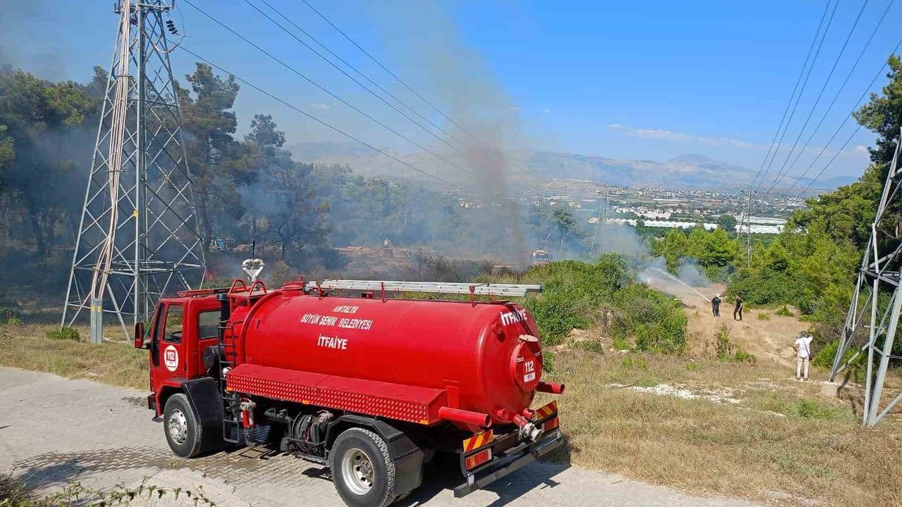 Manavgat'ta ormanlık alanda çıkan yangın kısa sürede söndürüldü
