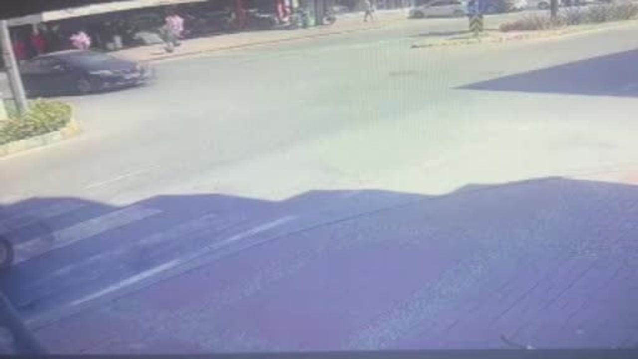 Manavgat'ta otomobille çarpışan motosiklet sürücüsü yaralandı