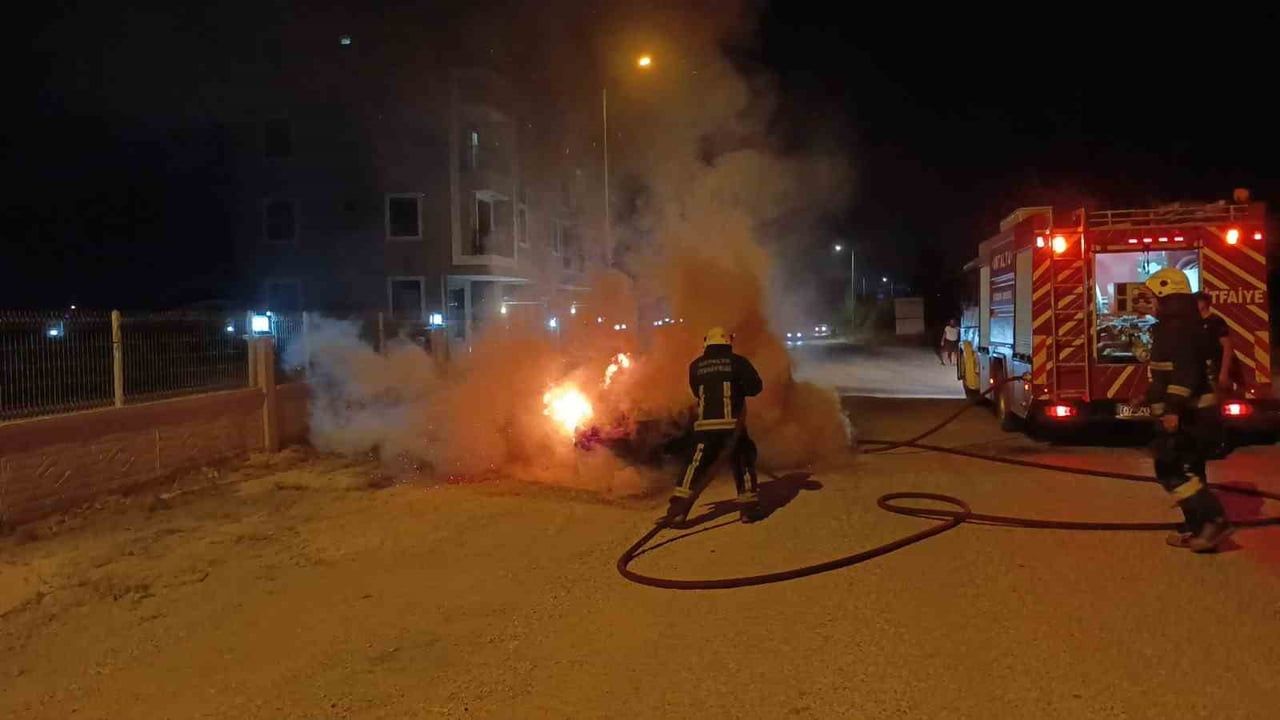 Manavgat'ta seyir halindeki otomobil motor yangınıyla kullanılamaz hale geldi