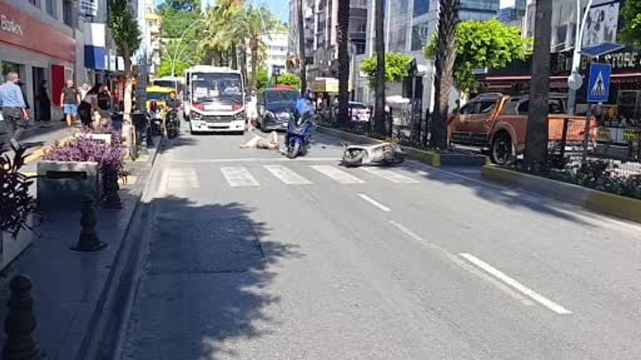 Manavgat'ta son anda frene basan iki motosiklet sürücüsü devrildi