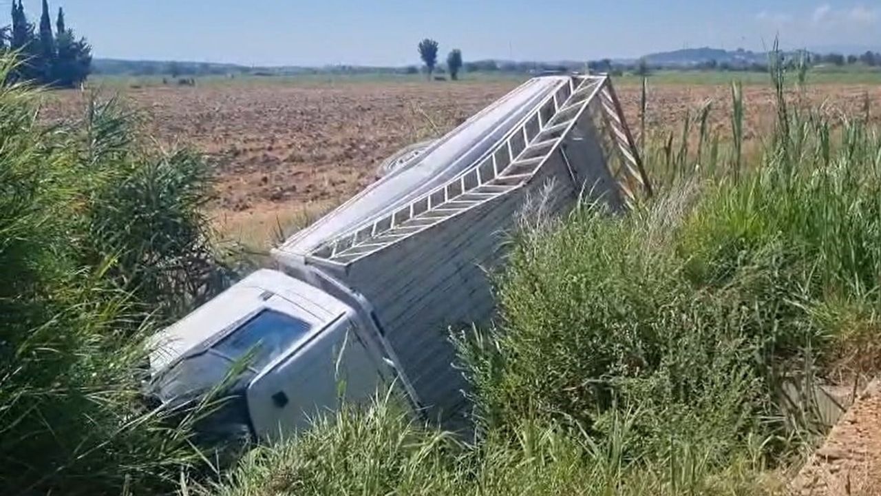 Manavgat'ta sulama kanalına uçan kamyonette iki kişi yaralandı