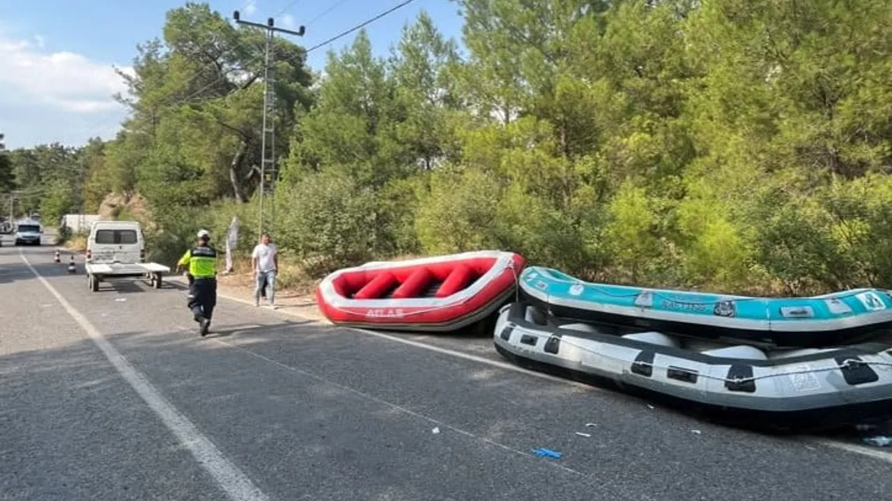 Manavgat'ta taşıma sırasında devrilen botlar: üç kişi hastaneye kaldırıldı
