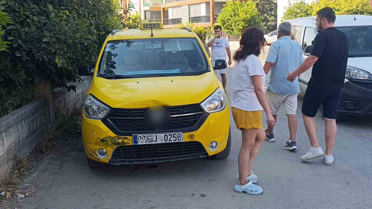 Manavgat'ta ticari taksi ile otomobil çarpıştı: 4 yaralı