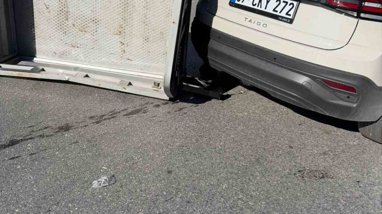 Manavgat'ta trafikte ani manevra kazaya dönüştü: üç kişi yaralandı