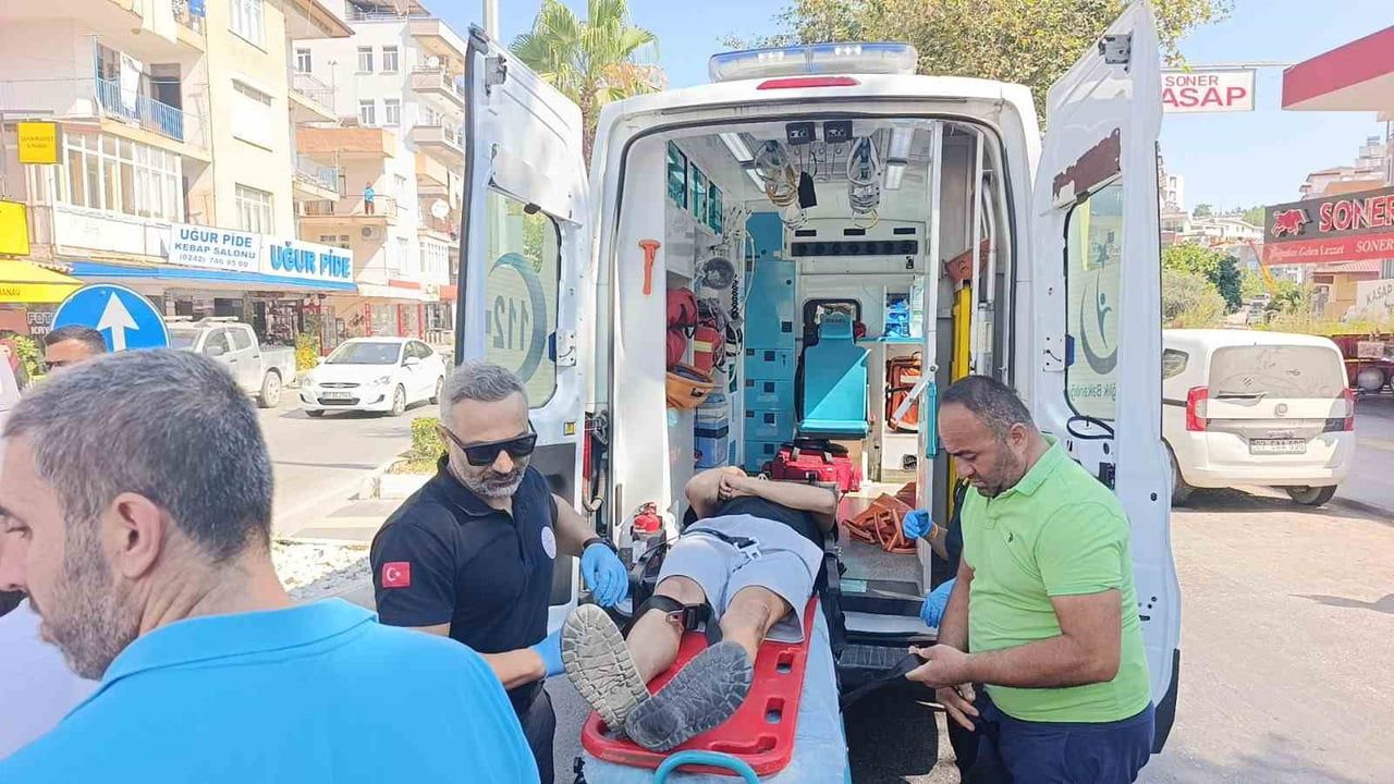 Manavgat'ta 'u' dönüşü yapan araçla çarpışan motosiklette 2 kişi yaralandı