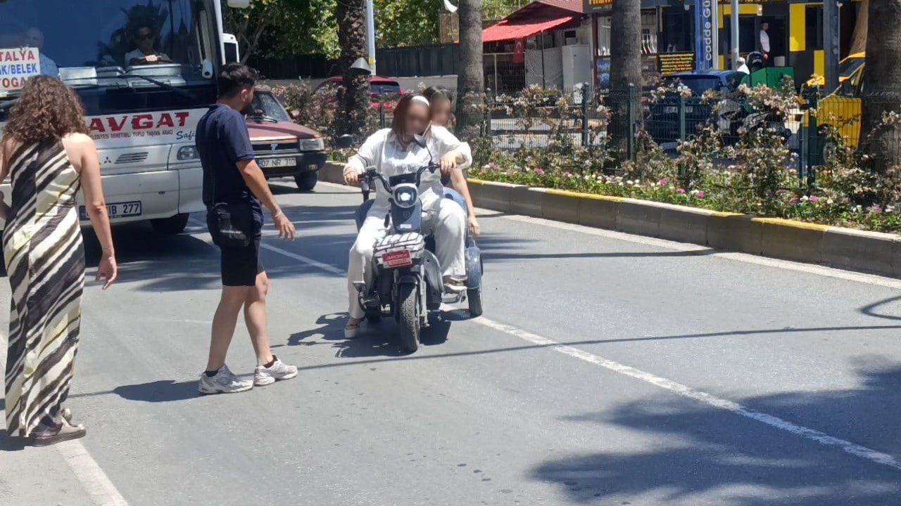 Manavgat'ta yaya geçidinde arkadan çarpma sonrası sokak tartışması