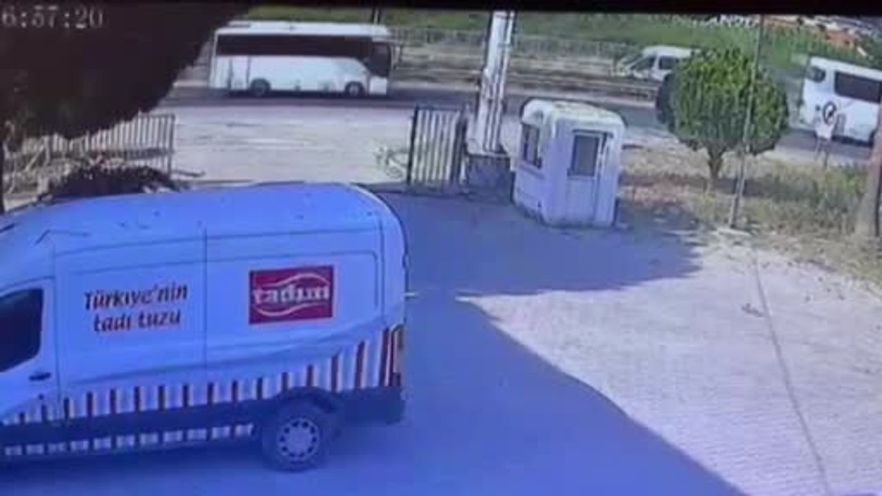 Manavgat'ta yol kenarındaki tabelaya çarpan motosiklet sürücüsü kask sayesinde hayata tutundu